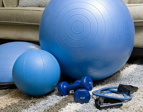 Angeleitete Körperübungen mit Schwung halten jung