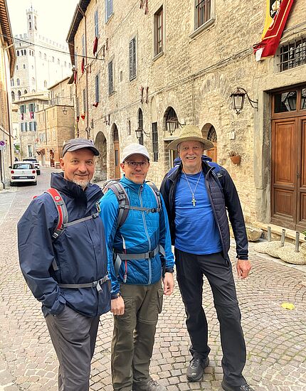 Stehen-lassen und weiter-gehen. 
Eine ökumenische Pilgerreise 
auf dem Franziskusweg
