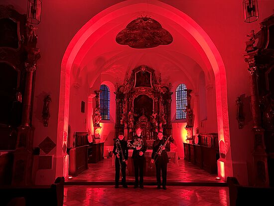 AUSKLANG 
- reinkommen | rauskommen