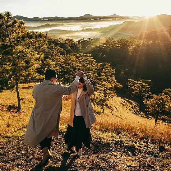 Um eine Mitte, die trägt - für Fortgeschrittene:
Tanze und spüre das Leben!