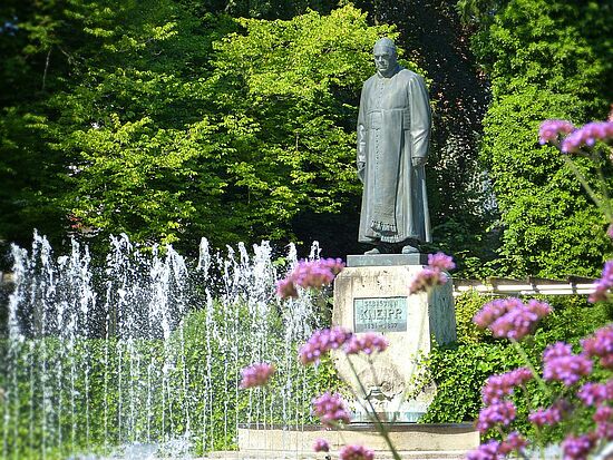 Wasser und "Barfußlaufen"  ( Pfarrer Kneipp war ein Verfechter des Barfußlaufens)