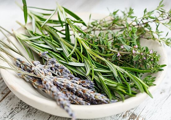Naturkosmetik mit Wild- und Heilkräutern