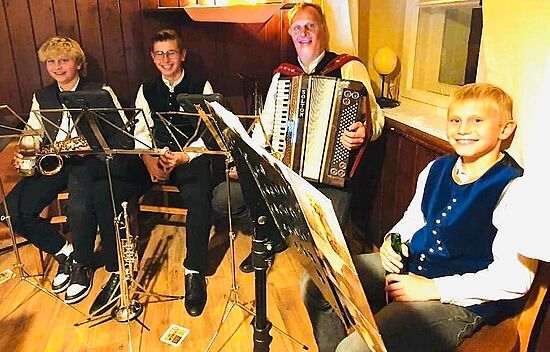 AUSKLANG 
- reinkommen | rauskommen